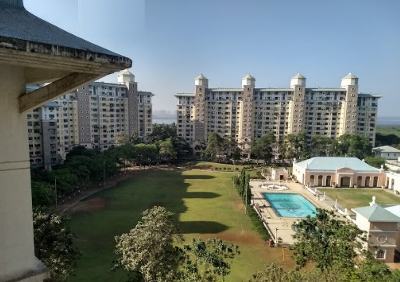 Seawoods Sector 56_a large building with a lot of windows